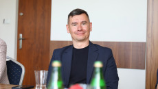 Czlonkowie Komisji Rewizyjnej Sejmiku Siedzą Przy Stołach Podczas Obrad Komisji (1)