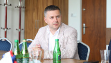 Czlonkowie Komisji Rewizyjnej Sejmiku Siedzą Przy Stołach Podczas Obrad Komisji (2)