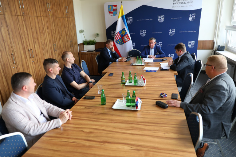 Czlonkowie Komisji Rewizyjnej Sejmiku Siedzą Przy Stołach Podczas Obrad Komisji (3)