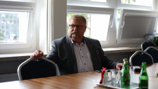 Czlonkowie Komisji Rewizyjnej Sejmiku Siedzą Przy Stołach Podczas Obrad Komisji (4)