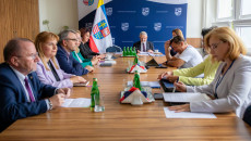 Czlonkowie Komisji Zdrowia Polityki Społecznej I Spraw Rodziny Siedzą Za Stłami W Sali Obrad