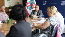 Członkowie Komisji Siedzący Przy Stołach