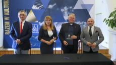 Grzegorz Cepil, Anita Koniusz I Mariusz Gosek Pozują Do Zjęcia Wraz Z Beneficientem.