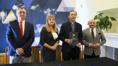 Grzegorz Cepil, Anita Koniusz I Mariusz Gosek Wraz Z Księdzem Pozują Do Zdjęcia