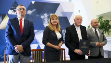 Grzegorz Cepil, Anita Koniusz I Mariusz Gosek Wraz Z Księdzem Proboszczem Pozują Do Zdjęcia