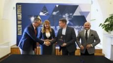 Grzegorz Cepil, Anita Koniusz I Mariusz Gosek Wraz Z Księdzem Tuż Po Podpisaniu Umowy