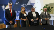 Grzegorz Cepil, Anita Koniusz I Mariusz Gosek Wraz Z Proboszczem Pozują Do Zdjęcia