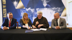 Grzegorz Cepil, Anita Koniusz I Mariusz Gosek Wraz Z Zakonnikiem Podpisującym Umowę
