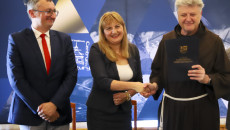 Grzegorz Cepil, Anita Koniusz I Mariusz Gosek Wraz Z Zakonnikiem Pozują Do Zdjęcia