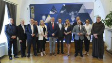 Grzegorz Cepil, Anita Koniusz I Mariusz Gosek Wraz Ze Wszystkimi Beneficjentami Pozują Do Zdjęcia