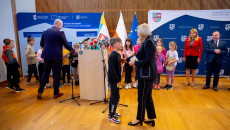 Marszałek Renata Janik rozdaje dzieciom Podróżniki Europejskie