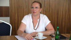 Kobieta W Białej Bluzce Siedzi Przy Stole