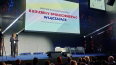 Krzysztof Słoń Przemawia Na Scenie Do Mikrofonu