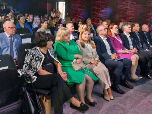 Renata Bilska I Anita Koniusz Siedzą Wśród Uczestników Konferencji