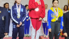 Troje Dziewcząt Stoi Na Podium