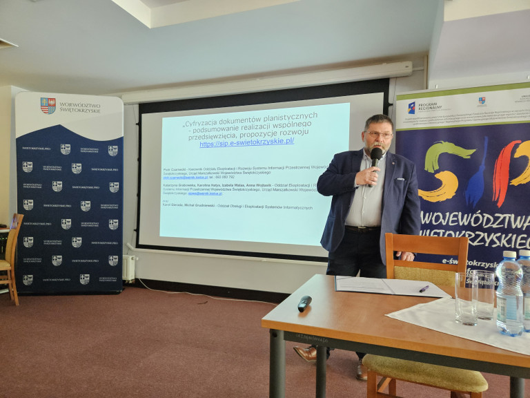Zastępca Dyrektora Departamentu It Przemawia Do Mikrofonu