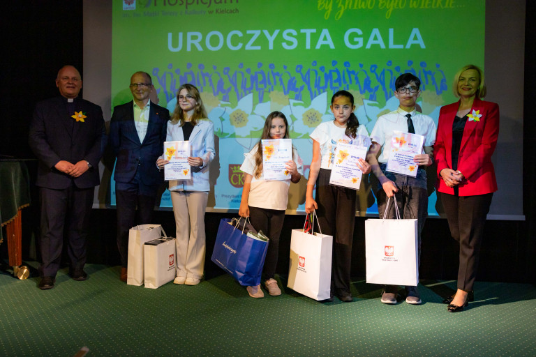 Marszałek Renata Janik wraz z laureatami konkursów propagujących postawy prospołeczne wraz
