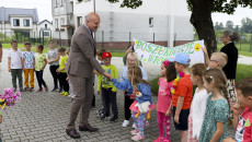 Akcja Sadzenia Krzewów Przy Szkole Podstawowej W Strawczynie, Krzewy Sadzą Dzieci, Grzegorz Socha Oraz Pracownicy ZŚinpk I Nauczyciele (1)