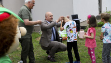 Akcja Sadzenia Krzewów Przy Szkole Podstawowej W Strawczynie, Krzewy Sadzą Dzieci, Grzegorz Socha Oraz Pracownicy ZŚinpk I Nauczyciele (10)