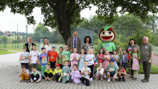 Akcja Sadzenia Krzewów Przy Szkole Podstawowej W Strawczynie, Krzewy Sadzą Dzieci, Grzegorz Socha Oraz Pracownicy ZŚinpk I Nauczyciele (11)