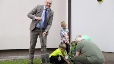 Akcja Sadzenia Krzewów Przy Szkole Podstawowej W Strawczynie, Krzewy Sadzą Dzieci, Grzegorz Socha Oraz Pracownicy ZŚinpk I Nauczyciele (14)
