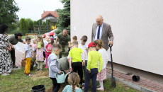 Akcja Sadzenia Krzewów Przy Szkole Podstawowej W Strawczynie, Krzewy Sadzą Dzieci, Grzegorz Socha Oraz Pracownicy ZŚinpk I Nauczyciele (15)