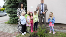 Akcja Sadzenia Krzewów Przy Szkole Podstawowej W Strawczynie, Krzewy Sadzą Dzieci, Grzegorz Socha Oraz Pracownicy ZŚinpk I Nauczyciele (17)