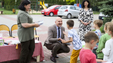 Akcja Sadzenia Krzewów Przy Szkole Podstawowej W Strawczynie, Krzewy Sadzą Dzieci, Grzegorz Socha Oraz Pracownicy ZŚinpk I Nauczyciele (19)