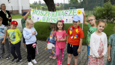 Akcja Sadzenia Krzewów Przy Szkole Podstawowej W Strawczynie, Krzewy Sadzą Dzieci, Grzegorz Socha Oraz Pracownicy ZŚinpk I Nauczyciele (2)