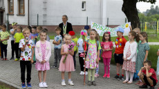 Akcja Sadzenia Krzewów Przy Szkole Podstawowej W Strawczynie, Krzewy Sadzą Dzieci, Grzegorz Socha Oraz Pracownicy ZŚinpk I Nauczyciele (6)