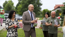 Akcja Sadzenia Krzewów Przy Szkole Podstawowej W Strawczynie, Krzewy Sadzą Dzieci, Grzegorz Socha Oraz Pracownicy ZŚinpk I Nauczyciele (7)