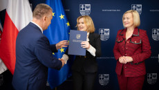 Anna Krupka Wręcza Umowę Burmistrzowi Chęcin Robertowi Jaworskiemu