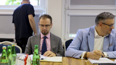 Członkowie Komisji Budżetu I Finansów Oraz Zaproszeni Goście Siedzą Przy Stołach W Sali Obrad Podczas Posiedzenia (10)