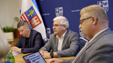 Członkowie Komisji Budżetu I Finansów Oraz Zaproszeni Goście Siedzą Przy Stołach W Sali Obrad Podczas Posiedzenia (12)