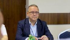 Członkowie Komisji Budżetu I Finansów Oraz Zaproszeni Goście Siedzą Przy Stołach W Sali Obrad Podczas Posiedzenia (3)