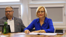 Członkowie Komisji Budżetu I Finansów Oraz Zaproszeni Goście Siedzą Przy Stołach W Sali Obrad Podczas Posiedzenia (6)