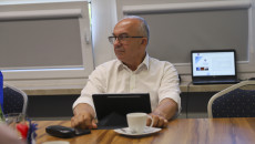 Członkowie Komisji Budżetu I Finansów Oraz Zaproszeni Goście Siedzą Przy Stołach W Sali Obrad Podczas Posiedzenia (8)