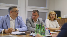 Członkowie Komisji Budżetu I Finansów Oraz Zaproszeni Goście Siedzą Przy Stołach W Sali Obrad Podczas Posiedzenia (9)