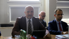 Czlonkowie Komisji Siedzący Przy Stołach W Czasie Obrad (2)