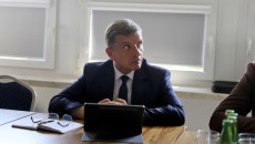 Czlonkowie Komisji Siedzący Przy Stołach W Czasie Obrad (3)