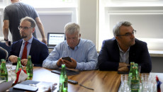 Czlonkowie Komisji Siedzący Przy Stołach W Czasie Obrad (4)