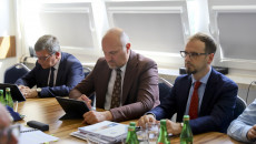 Czlonkowie Komisji Siedzący Przy Stołach W Czasie Obrad (5)