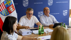 Czlonkowie Komisji Siedzący Przy Stołach W Czasie Obrad (6)