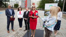 Do Mikrofonu Przemawia Renata Janik