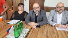 Dwóch Mężczyzn I Kobieta Siedzą Przy Stole