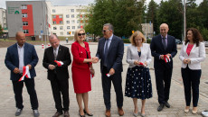 Dyrektor Szpitala ściska Dłoń Renaty Janik, Obok Stoją Pozostali Uczestnicy Uroczystości