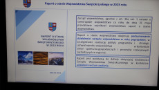 Ekran Rzutnika Z Wyświetlaną Treścią Dotyczącą Raportu O Stane Województwa