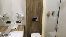 Hotel „nad Stawem” W Rosiejowie W Gminie Skalbmierz, Wnętrza Oraz Widok Zewnętrzny Hotelu (11)