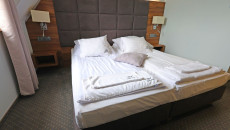 Hotel „nad Stawem” W Rosiejowie W Gminie Skalbmierz, Wnętrza Oraz Widok Zewnętrzny Hotelu (13)