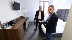 Hotel „nad Stawem” W Rosiejowie W Gminie Skalbmierz, Wnętrza Oraz Widok Zewnętrzny Hotelu (8)
